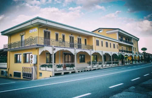 Gizzeria Hotel | Palmed Hotel