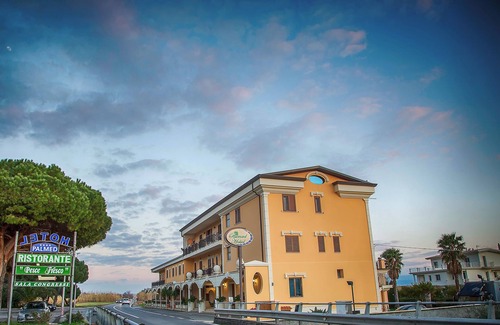 Gizzeria Hotel | Palmed Hotel