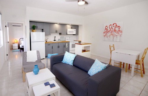 Cockburn Town Apartamento | Palmeira - Flamingo Suite - Quiet Retreat - Bicycles Included