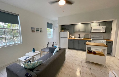 Cockburn Town Apartamento | Palmeira - Flamingo Suite - Quiet Retreat - Bicycles Included