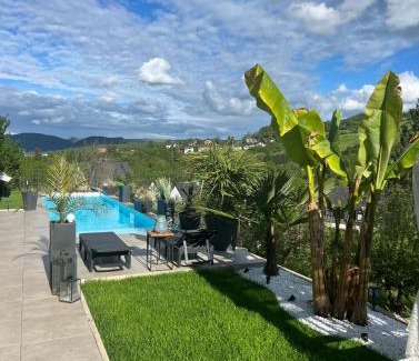 Saarburg Apartamento | Palmen Oase Saarburg, Exklusives Retreat mit Pool, Palmen und traumhafter Aussicht