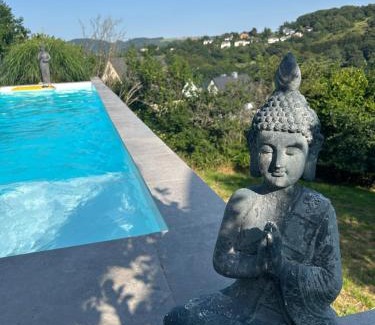 Saarburg Apartamento | Palmen Oase Saarburg, Exklusives Retreat mit Pool, Palmen und traumhafter Aussicht