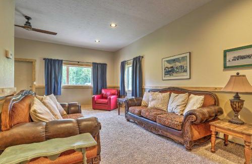 Butte Casa | Palmer Home with Deck, Yard and Mountain Views
