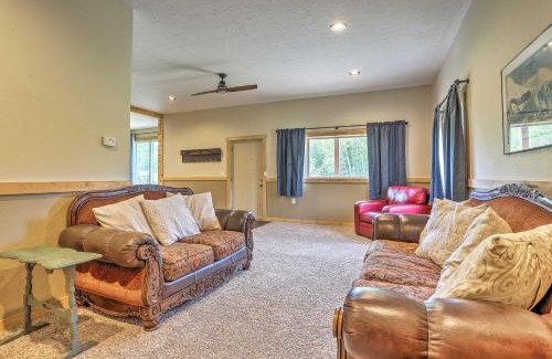Butte Casa | Palmer Home with Deck, Yard and Mountain Views