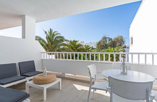 Costa Teguise Apartamento | Palmeras Apt - Pool & Terrace - next to Beach