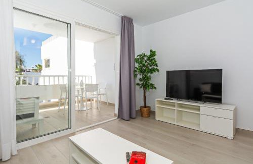 Costa Teguise Apartamento | Palmeras Apt - Pool & Terrace - next to Beach