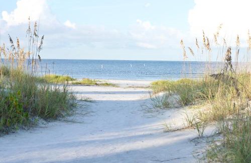 Mid Island Casa | Palmetto Beach Cottage by Sun Palace Vacations