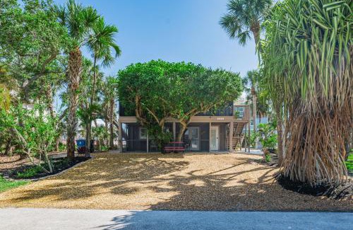 Mid Island Casa | Palmetto Beach Cottage by Sun Palace Vacations