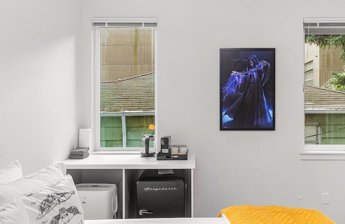 North Queen Anne Casa | Palpatine Sith Lord Suite