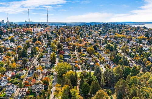 North Queen Anne Casa | Palpatine Sith Lord Suite
