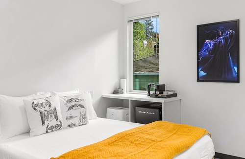 North Queen Anne Casa | Palpatine Sith Lord Suite