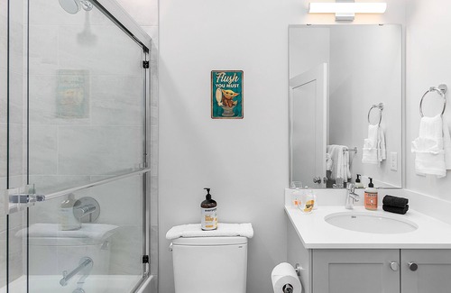 North Queen Anne Casa | Palpatine Sith Lord Suite