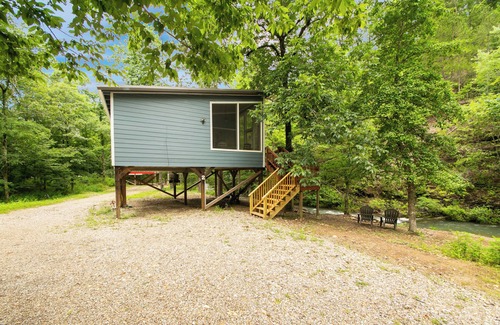 Jones Mills Cabina | Pam's Treehouse Cabin #2