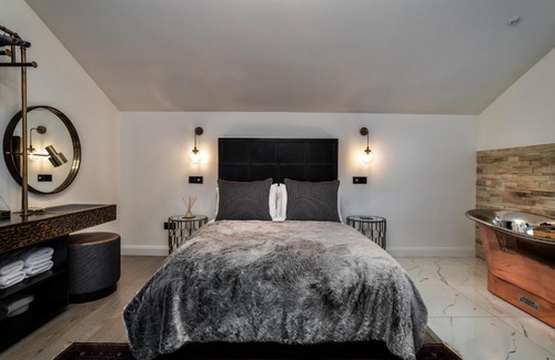 Inverness City Centre Apartamento | Pamper yourself in our DOUBLE SIZED copper tub -2 bedroom villa