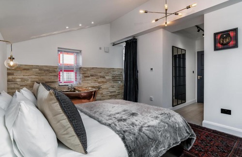 Inverness City Centre Apartamento | Pamper yourself in our DOUBLE SIZED copper tub -2 bedroom villa