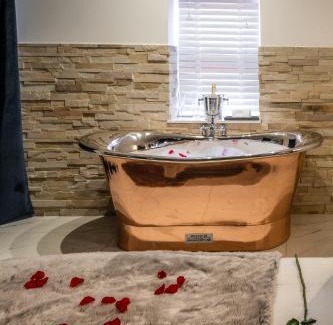 Inverness City Centre Apartamento | Pamper yourself in our DOUBLE SIZED copper tub -2 bedroom villa