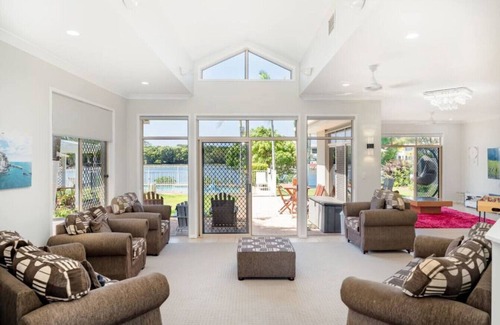 Helensvale Casa | Panarama Waterview! Waterfront Luxury Holiday Heave in GC