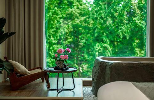 Dujiangyan Hotel | Panda's Home Private Hot Spring Cinema Hotel
