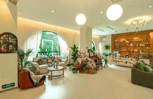 Dujiangyan Hotel | Panda's Home Private Hot Spring Cinema Hotel