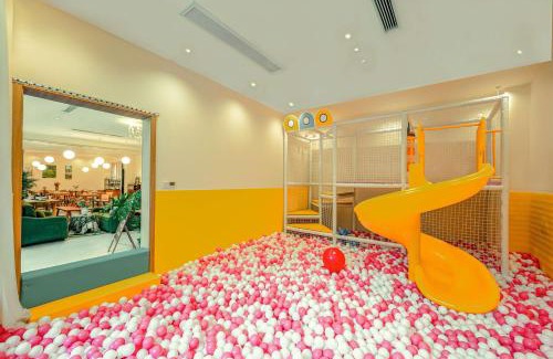 Dujiangyan Hotel | Panda's Home Private Hot Spring Cinema Hotel