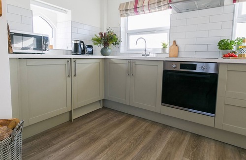 Ty Croes Apartamento | Pandy Aberffraw - a dog that sleeps 4 guests in 2 bedrooms