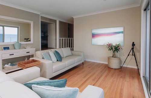 Forresters Beach Casa | Panorama Beach - by Coast Hosting