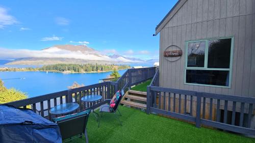 Queenstown Casa | Panoramic, 180 Degree Lake and Mountain Views from Every Room! Central Queenstown