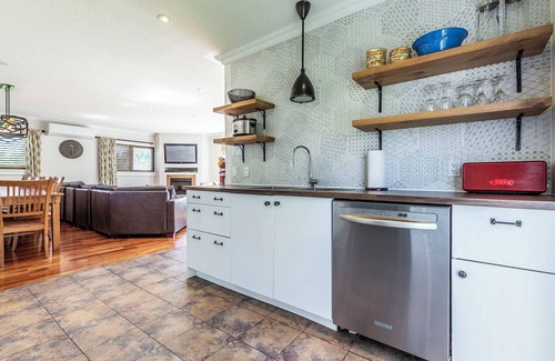 Swiss Meadows Cabaña | A 6 dormitorio decorado profesionalmente retiro en la parte superior de la montaña azul.