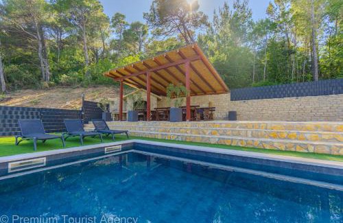 Donji Karin Apartamento | Panoramic Forest Retreat with Pool and Seaview