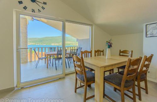 Donji Karin Apartamento | Panoramic Forest Retreat with Pool and Seaview