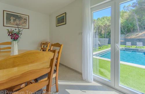 Donji Karin Apartamento | Panoramic Forest Retreat with Pool and Seaview