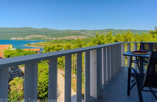Donji Karin Apartamento | Panoramic Forest Retreat with Pool and Seaview