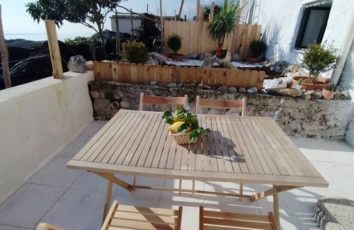 Minori Casa | Panoramic house nestled in a characteristic lemon grove on the Amalfi Coast.