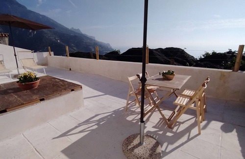 Minori Casa | Panoramic house nestled in a characteristic lemon grove on the Amalfi Coast.