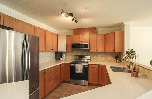 North End Complejo | Panoramic Lake View Fabulous 2-storey Townhome in Discovery Bay Resort