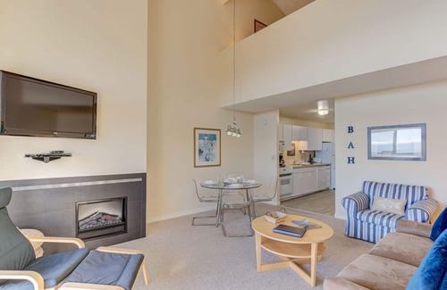 Otter Rock Apartamento | Panoramic Loft with King Bed & Full Kitchen