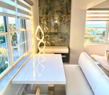 North Bay Village Apartamento | Panoramic luxurious waterfront one bedroom apartment with Miami skyline view Free parking 5min drive to Miami Beach