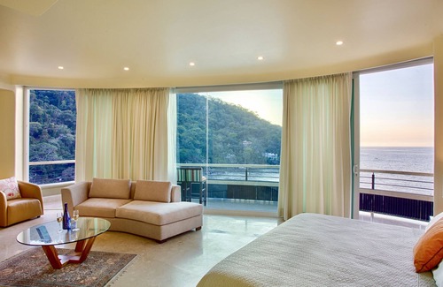 Boca de Tomatlán Villa | Panoramic Luxury Suite With Ocean, Gardens and Swimming Pool View