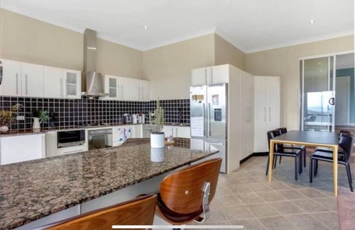 Medlow Bath Villa | Panoramic Mountain View villa on 7ha of lands
