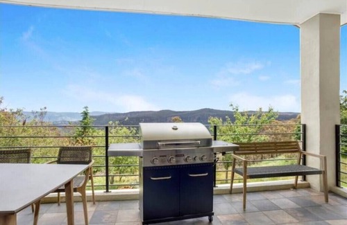 Medlow Bath Villa | Panoramic Mountain View villa on 7ha of lands