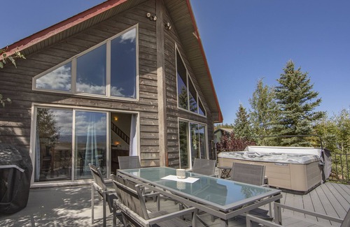 Tabernash Casa | Panoramic Mountain Views - with Hot Tub!