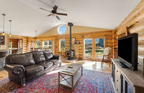 Victor Cabina | Panoramic mountain view cabin with hot tub & near skiing - on two acres