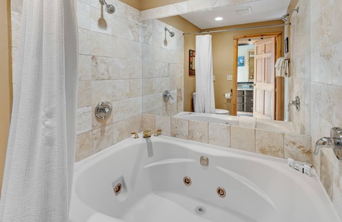 Victor Cabina | Panoramic mountain view cabin with hot tub & near skiing - on two acres