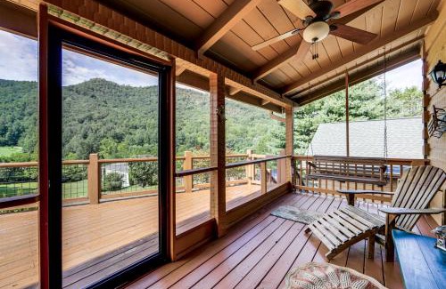 Highlands Casa | Panoramic Mountain Views and Decks Franklin Cabin!