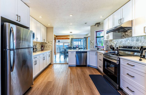 White Rock Casa | Panoramic Ocean Front View, 5 BR full Bath- Renovated Whole House in White Rock