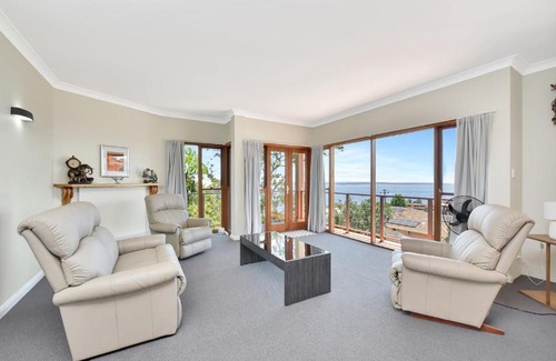 Nelson Bay Casa | Panoramic Oceanview Manor