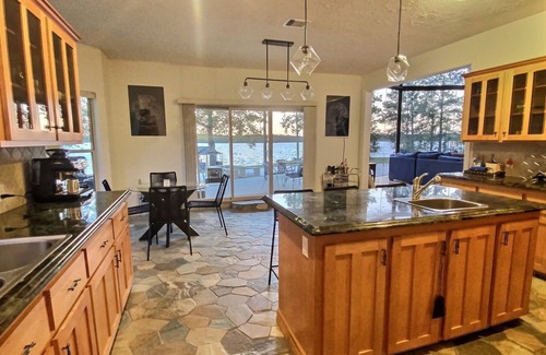Oakhurst Casa | Panoramic Paradise - 1.5 acre Waterfront Lake Livingston Home