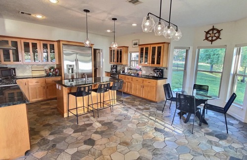 Oakhurst Casa | Panoramic Paradise - 1.5 acre Waterfront Lake Livingston Home
