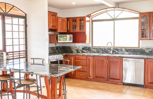 Santa Cruz de Turrialba Casa | Panoramic Paradise, Luxury Comfort, Vista de Paz