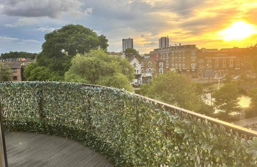 Leabridge Casa | Panoramic Pondview Penthouse